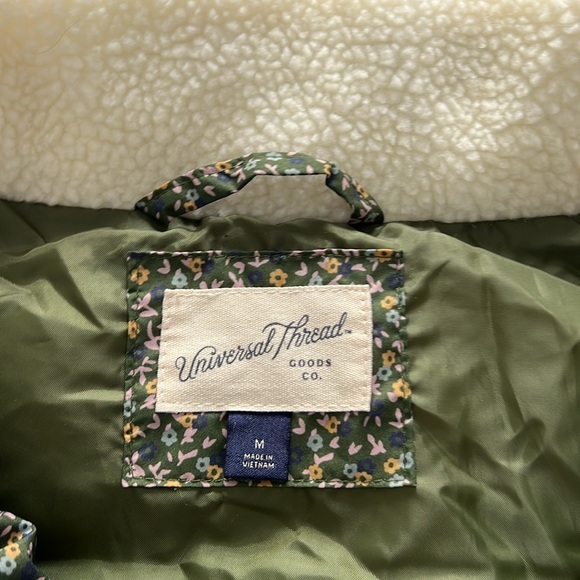 Universal thread floral puffer vest size medium green with Sherpa collar - Picture 4 of 11
